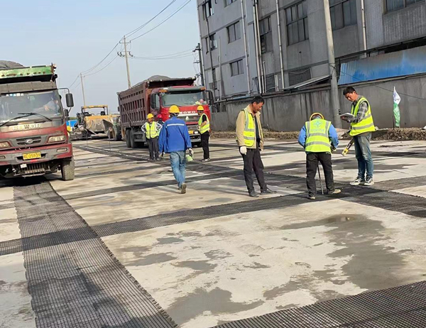 青龙老材料的新故事：玻璃纤维土工格栅如何在‘白改黑’浪潮中重获新生？